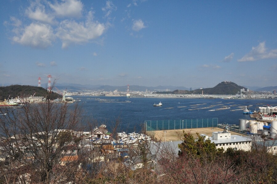 広島湾に面した丘の横浜公園 展望台からの眺めは最高